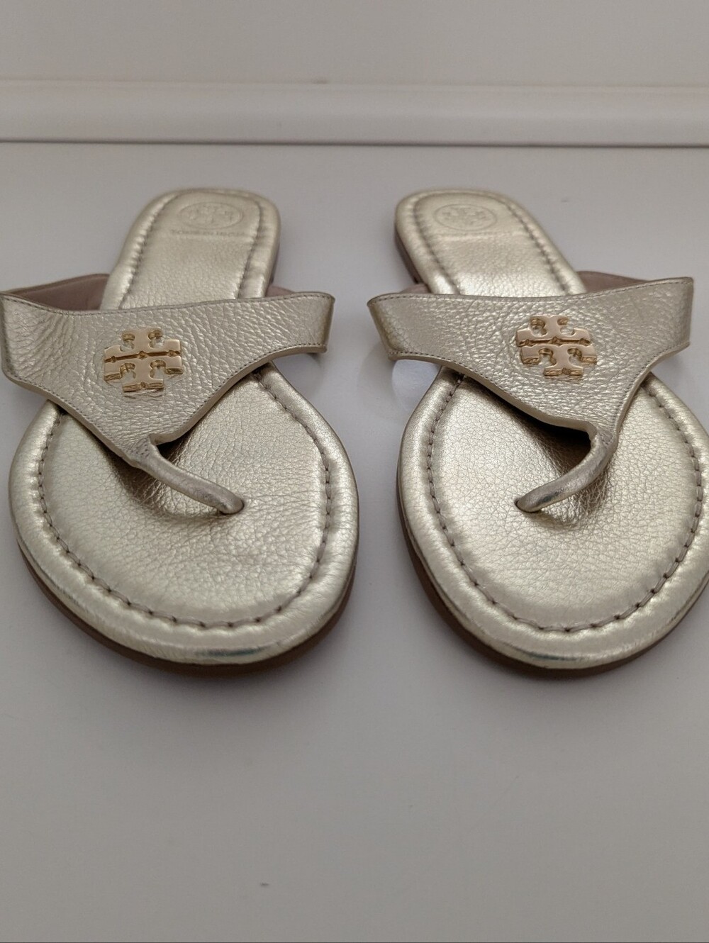 EUC! Tory Burch Jolie Flat Thong Sandal In Gold Size 8.5 - Picture 4 of 16